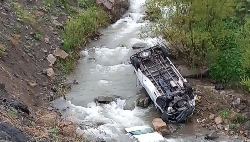 Hakkari'de Minibüs Devrildi: İki Can Kaybı, Üç Yaralı Var!