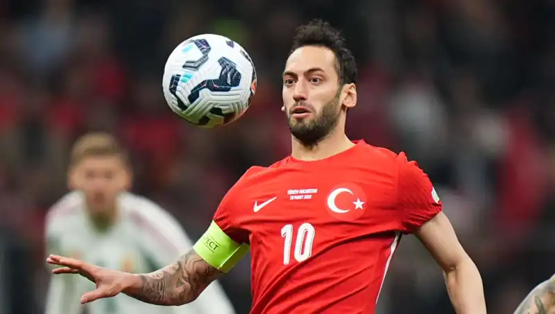 Fenerbahçe’nin Hakan Çalhanoğlu Teklifi: Mourinho’nun Israrı Üzerine Detaylar Ortaya Çıkıyor