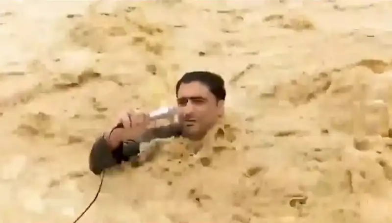 Televizyon Yayını Sırasında Sel Sularına Kapılan Sunucu Olayı