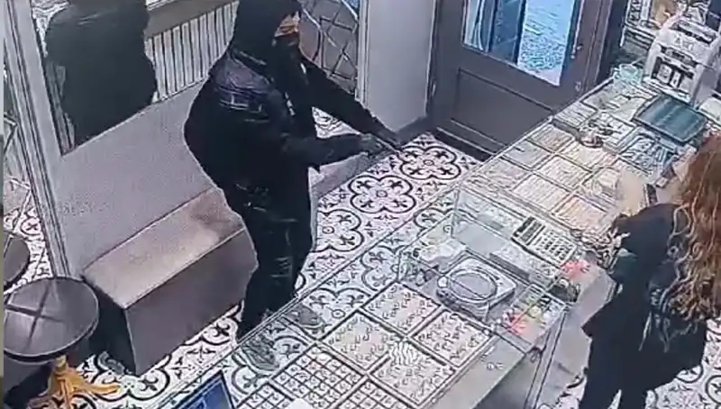 Soygun Girişimi İçin Yola Çıkan Şanssız Hırsızlar, Dikkatsizlikleriyle Yakalandı!