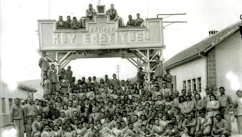 17 Nisan: Köy Enstitüleri'nin Tarihçe ve Önemi Üzerine Derinlemesine İnceleme