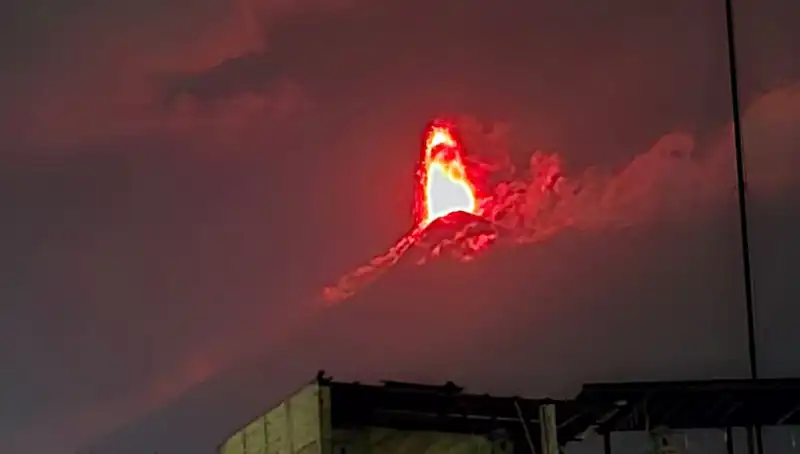 Fuego Yanardağı'ndaki Patlama: 30 Bin Kişi Tahliye Ediliyor!
