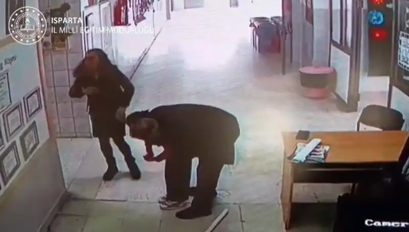İlkokulda Öğretmen, Heimlich Manüvresiyle Öğrencisinin Hayatını Kurtardı