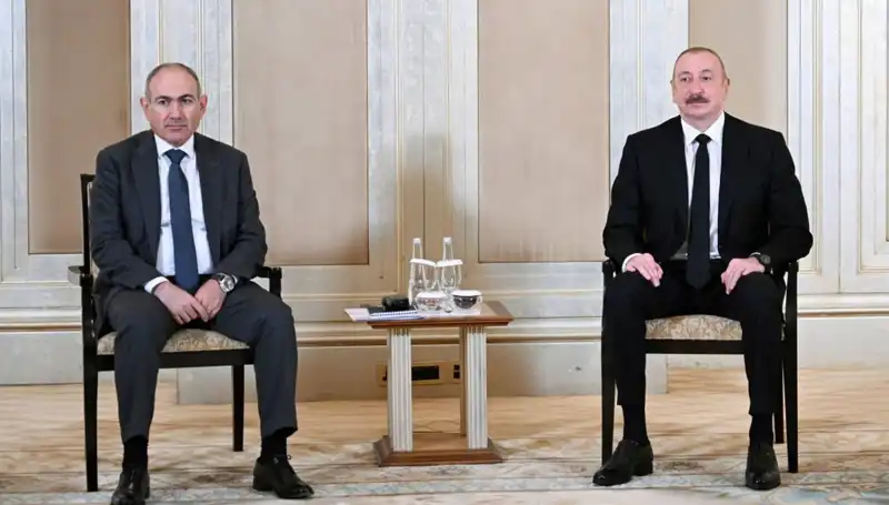 Aliyev ve Paşinyan, Abu Dabi'de Barış Süreci İçin Tarihi Bir Buluşma Gerçekleştirdi