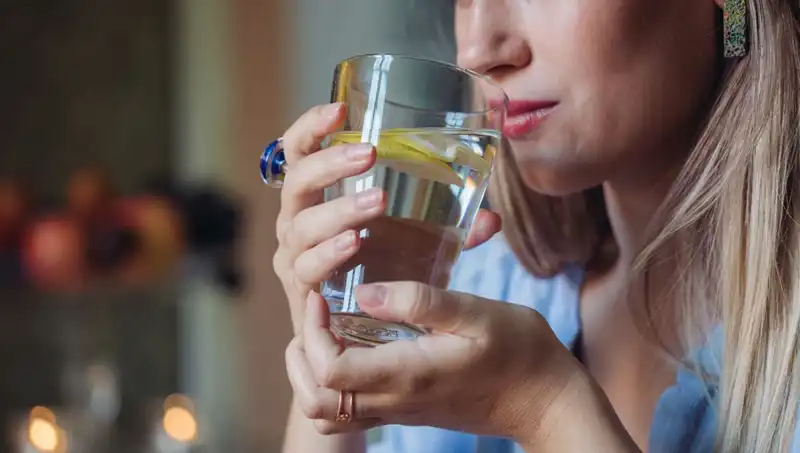 Sabahları Aç Karnına 1 Litre Su İçmenin Sağlık Üzerindeki İnanılmaz Faydaları