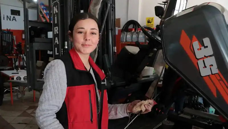 Melike Hanım: Forklift Servisine Çırak Olarak Giriş Yapan Tek Kadın Çalışan