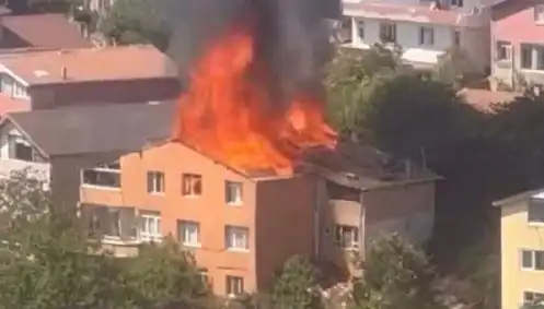 İstanbul’da Yangın Paniği: Mahsur Kalan Dört Kişiyi Kurtarma Çalışmaları Hızla Devam Ediyor