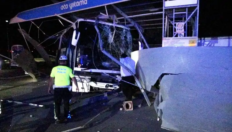 Büyük Kazada Gelen Otobüs Oto Yıkama Faciaya Dönüştü: 8 Yaralı