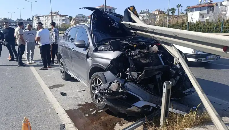 Kaza Yapmamak İçin Bariyerlere Çarptı: Yaşanan Korkutucu Anlar