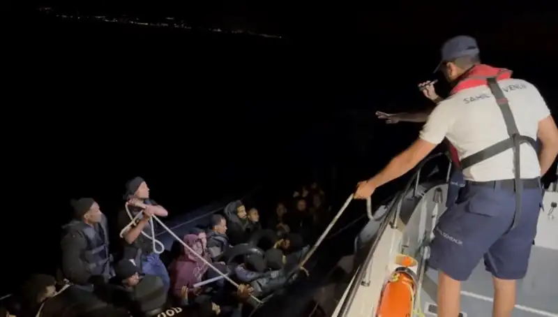 Çeşme'de Denizde Sürüklenen 42 Kaçak Göçmen Kurtarıldı: Yeni Bir Dram Hikayesi