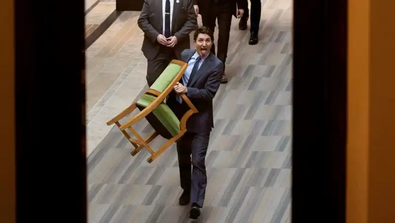 Trudeau, Halktan Son Kez Çaldı: Sandalyeyi de Yanında Götürdü!