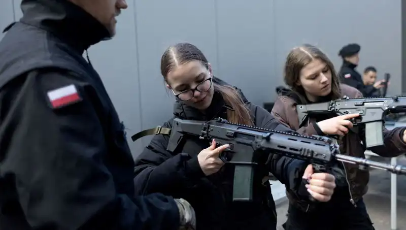 Polonya’nın Zorlu Süreci: Siviller Askeri Eğitime Adım Attı!