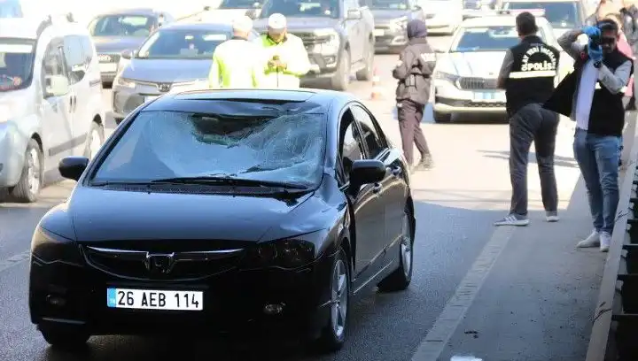 Polis Kimlik Sordu, Genç Adam Köprüden Arabanın Üstüne Atlarken Hayatını Riske Attı!