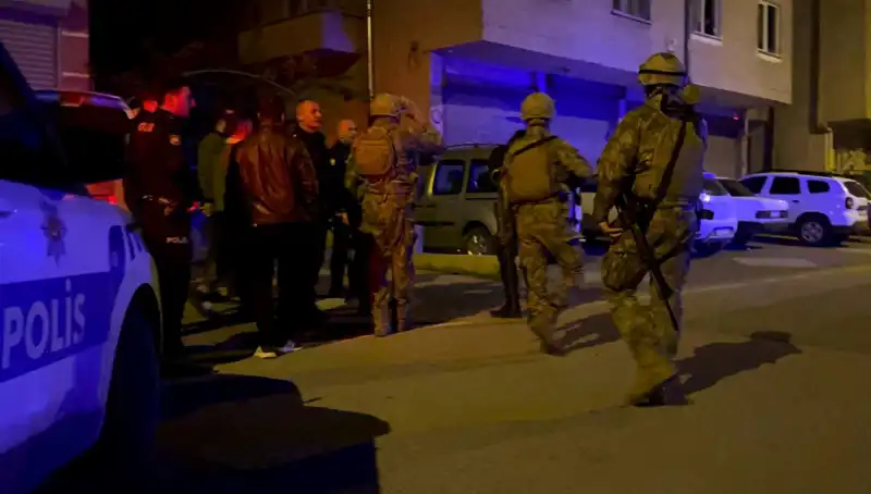 Balkondan Tüfekle Ateş Açan Şahıs, Polisten Kaçmak İçin Kendini Eve Kilitledi