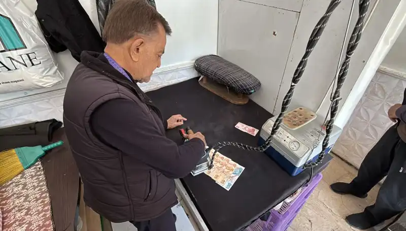 47 Yıllık Terzi Ahmet'in Paraları Ütüleme Geleneği