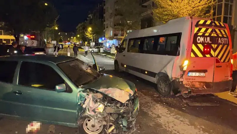 Otomobil Servis Minibüsüne Çarptı: Kazada 6 Kişi Yaralandı!