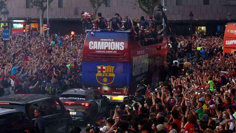 Barcelona'nın Yıldız Futbolcuları Taraftarlarla Buluştu: Heyecan Dolu Anlar!