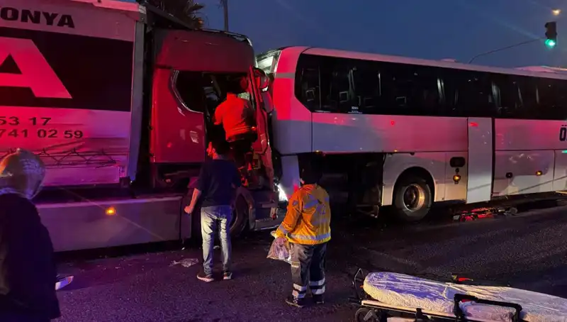 4 Araçlık Zincirleme Trafik Kazasında 1 Kişi Hayatını Kaybetti
