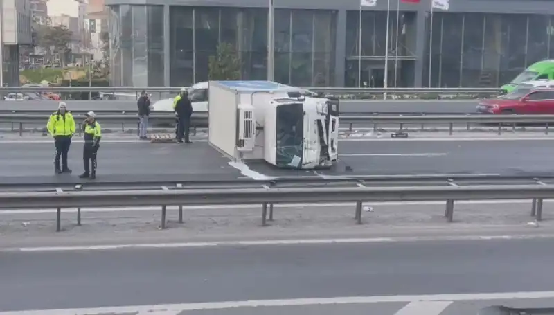 Basın Ekspress’te Kamyonet Devrildi: Trafik Akan Yol Kapandı!