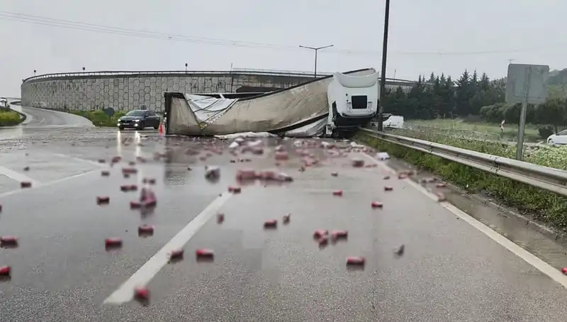 TIR Devrildi, Yola Saçılan İçkiler Dikkat Çekti: Olayın Ayrıntıları