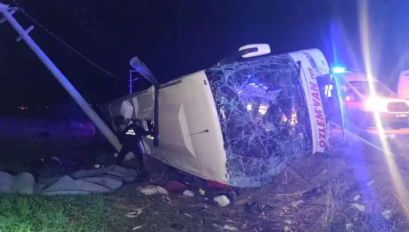 Van'da Yolcu Otobüsü Devrildi: 28 Yaralı, Kazanın Ayrıntıları Şok Edici