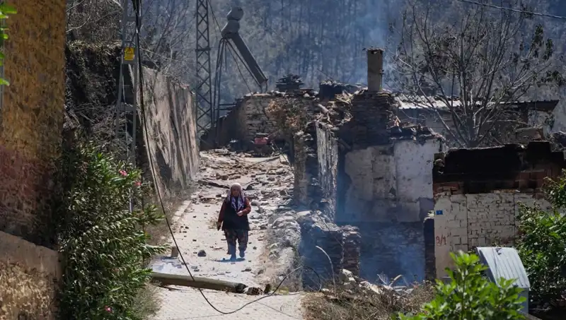 İzmir ve Bilecik'teki Yangınlar: 415 Bina Kül Oldu!