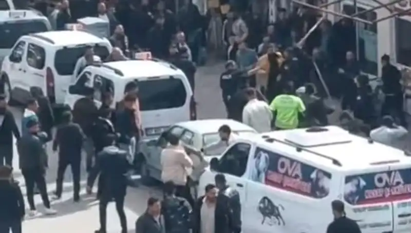 Erciş'te Taşlı Sopalı Kavga: Sokaklarda Neler Oluyor?