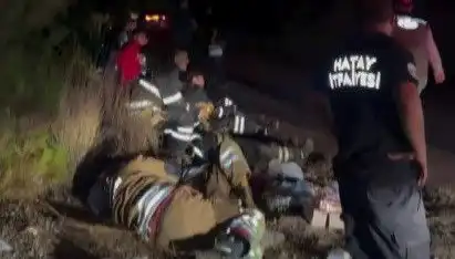 Hatay'da İtfaiye Ekiplerinin Yorgunluk Molası: Özveri ve Dayanışma