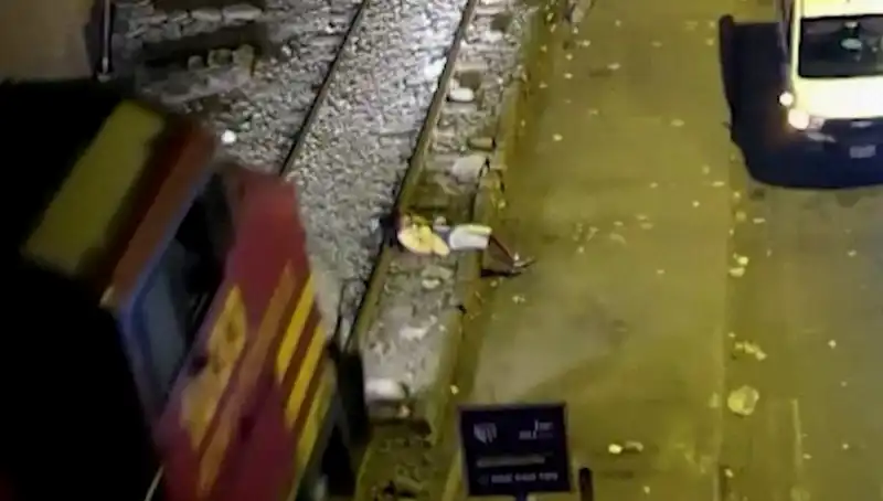 Hayat Mucizesi: Tren Çarptığı An Saniyeler İçinde Yürümeye Başladı