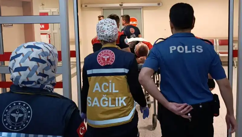 Dikkatsizliğin Sonucu: Polis Ekipleri Kaza Yaptı, İki Yaralı