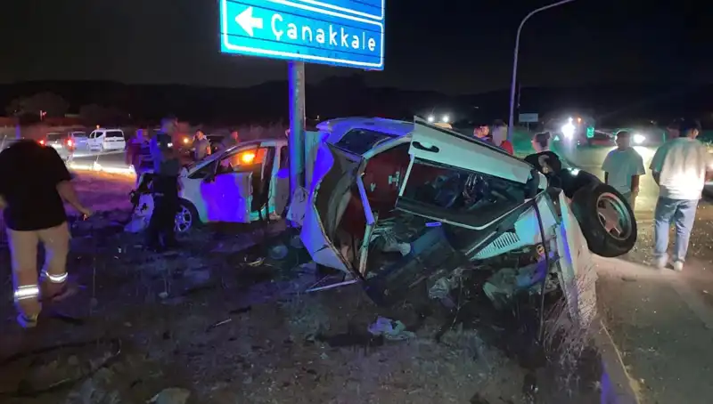 Çanakkale'de Feci Kaza: İki Otomobil Çarpıştı, Yaralılar Hastanede