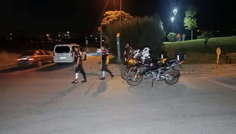 Parkta Olay: 14 Yaşındaki Çocuk Bıçakla Yaralandı, Gözaltılar Var!