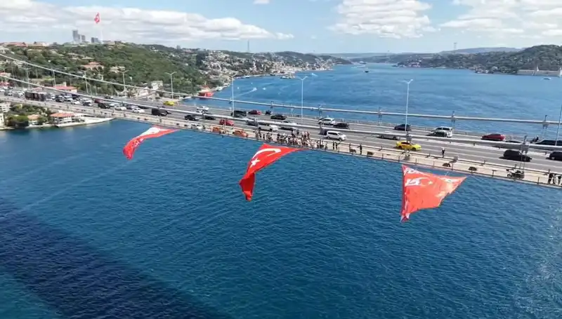 Dev Türk Bayrağı ile Köprüde Sıcak Bir Kutlama Gerçekleşti