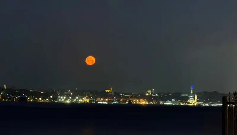 İstanbul Semalarında Büyüleyici Çilek Dolunayı Manzarası
