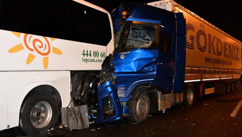 Tur Otobüsü Tırla Çarpıştı: 13 Kişi Yaralandı, Olayın Ayrıntıları Şok Edici