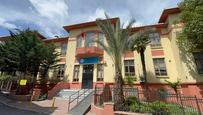 Depremde Hasar Gören Okullar Boşaltıldı: Veliler Neler Yapmalı?