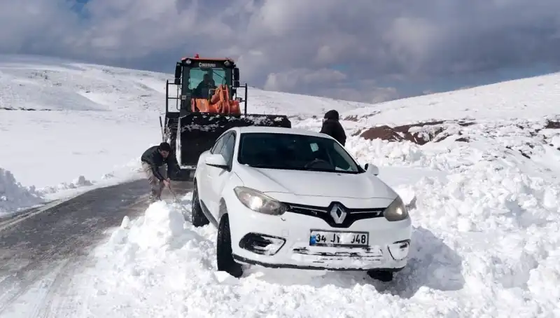 Muş'ta Kar Yağışı Hayatı Durma Noktasına Getirdi: Mahsur Kalan 60 Kişi Kurtarıldı