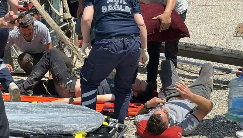 Bayrak Asma İşinde Korkunç Kaza: VINÇ Devrildi, İki İşçi Yaralandı