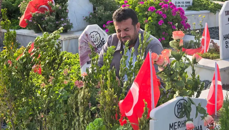 Deprem Şehitliğinde Bulunanlar İçin Duygusal Bir Bayram Anlamı