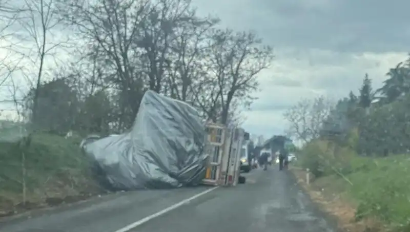 Tekirdağ'da Saman Yüklü TIR Devrildi: Korku Dolu Anlar