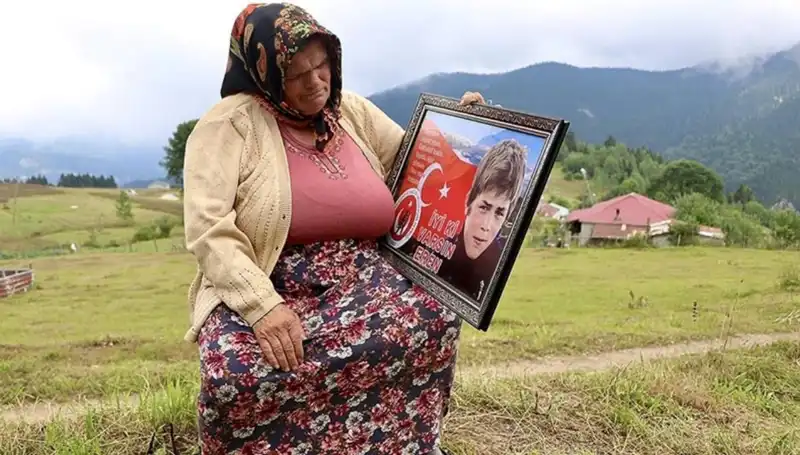 DEM Parti, Eren Bülbül'ün Annesine Özel Bayram Kutlaması Düzenledi
