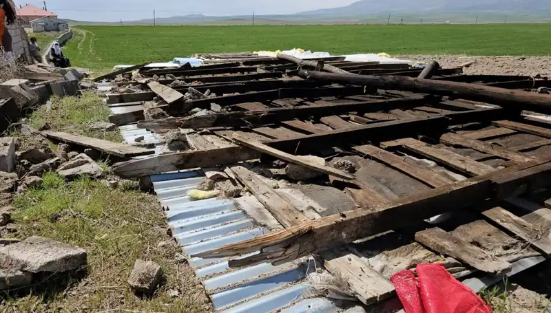 Bitlis’te Fırtına Alarmı: Çatılar Uçtu, Hayat Durdu!