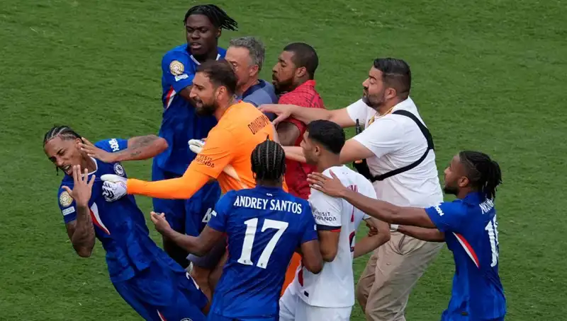 Fırtınalı Final: Teknik Direktör Futbolcuya Yumruk Attı, Maç Sonrası Olaylar Gelişti!