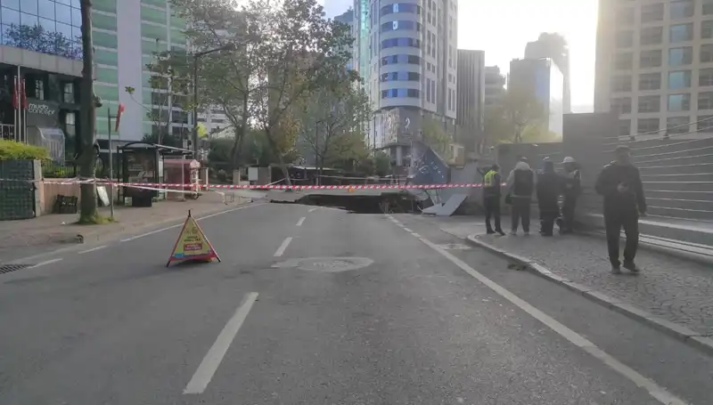 Sarıyer'de Korkutan Gelişme: Yol Çökmesi Caddeleri Trafiğe Kapadı