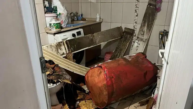 Ege Bölgesi'nde Şiddetli Fırtına: Ağaçlar Devrildi, Caddeler Beyaza Büründü!