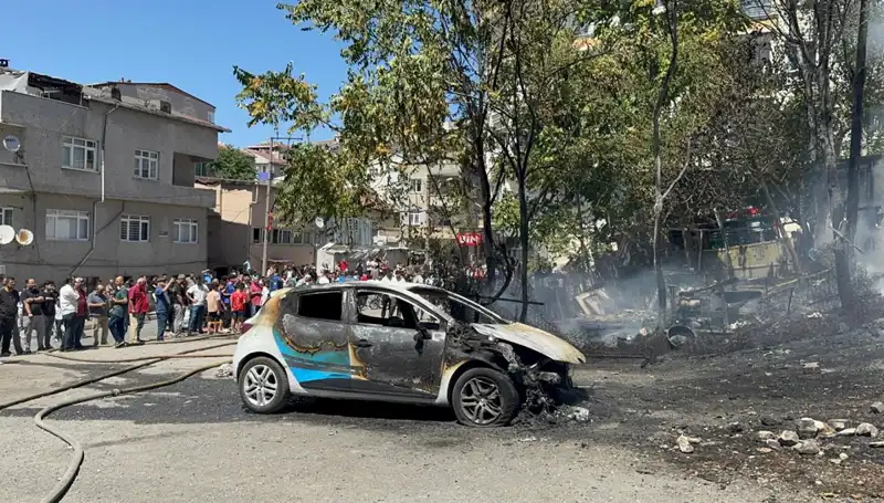 Gecekondu Yangını, Yangın Araçlarını da Ateşe Verdi!