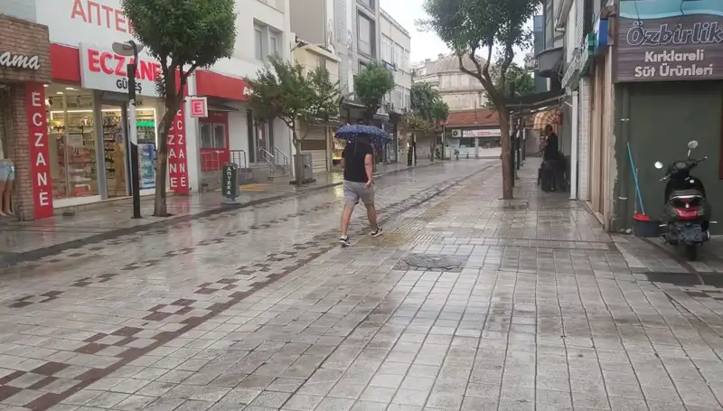 Kırklareli'nde Beklenmedik Sağanak Yağış Hayatı Olumsuz Etkiledi