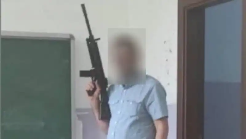 Sınıfta Tüfekle Poz Veren Müdür Yardımcısına Şok Soruşturma!