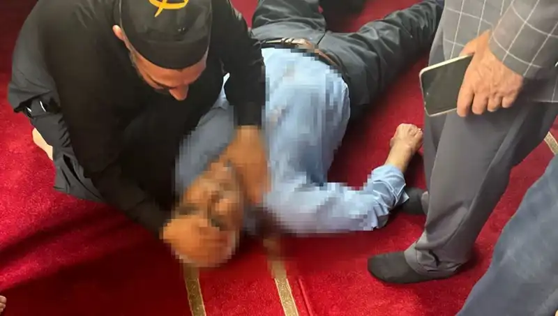 Camide İnanılmaz Olay: Namaz Vakti Bıçaklı Saldırı!