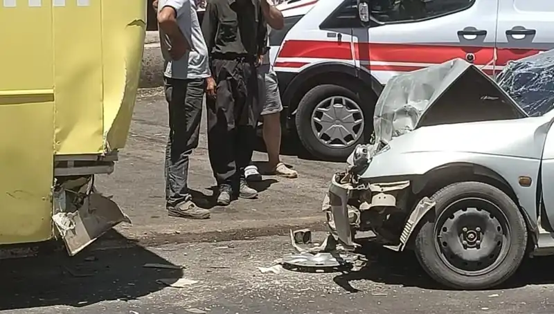 Halk Otobüsü ile Otomobil Çarpıştı: Şok Edici Kaza, İki Yaralı
